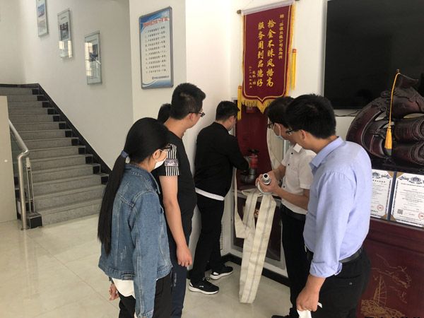 泓源新能源公司、出租車(chē)公司聯(lián)合開(kāi)展消防安全演練(圖2)