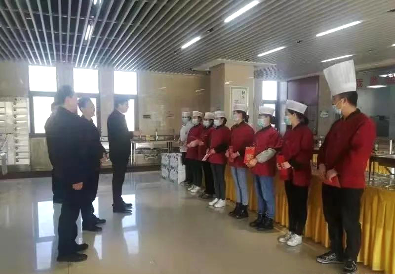 工業(yè)園區(qū)管委會、泓源公司慰問園區(qū)機關(guān)保安門衛(wèi)等一線人員(圖3)
