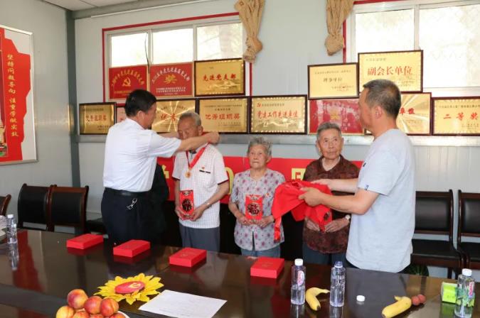 走訪(fǎng)慰問(wèn)老黨員 深入實(shí)際學(xué)黨史—— 市政府國資委慰問(wèn)泓源公司老黨員、困難黨員(圖2)